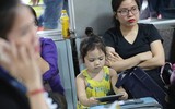 Người dân mệt mỏi đợi xe về quê trong dịp nghỉ lễ